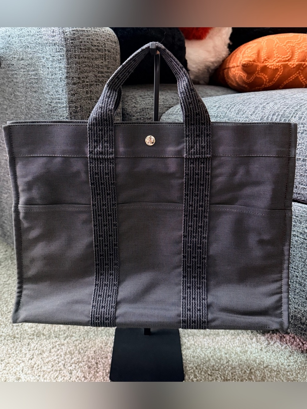 The Hermès Herline Tote MM (Charcoal
Gray)